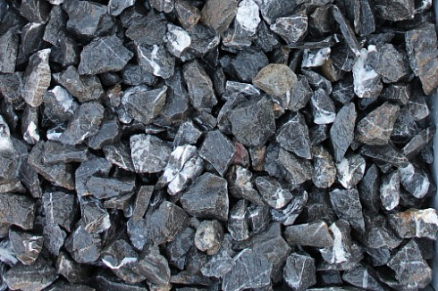 Kamenclub.ru: Щебень крошка черный (мрамор) фр. 3-5 мм.  купить в Сургуте мрамор черный белый с прожилками щебень мраморный декоративный колотый 18000 руб/т   фото КАМЕНЬ КЛУБ