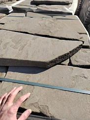 Kamenclub.ru: Песчаник пластушка галтованная серо-зеленая (3,0 см)  купить в Сургуте песчаник серо-зеленый песчаник 18000 руб/м3   фото КАМЕНЬ КЛУБ