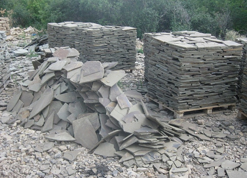 Kamenclub.ru: Песчаник пластушка серо-зеленый (1,5 см)  купить в Сургуте плитняк - пластушка серо-зеленый, серый, зеленый пластушка рваная ландшафтная колотая 10200 руб/м3   фото КАМЕНЬ КЛУБ