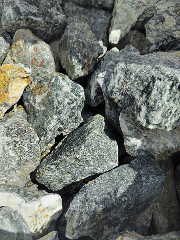 фото Галтованный жадеит (фр. 70-100 мм)  купить в Сургуте в интернет-портале КАМЕНЬ КЛУБ