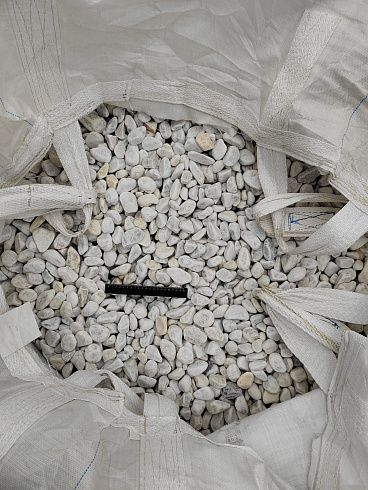 Kamenclub.ru: Мраморная крошка (щебень галтованный белый) фр.40-70 мм.  купить в Сургуте мрамор белый молочный айвори окатанный округлый природный камень 17000 руб/т   фото КАМЕНЬ КЛУБ