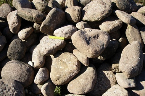 Kamenclub.ru: Конгломераты фр. 300-1000 мм.  купить в Сургуте кварц мрамор диабаз коричневый, серый зеленоватый речной валун крупный 6500 руб/т   фото КАМЕНЬ КЛУБ