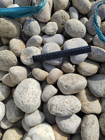 Kamenclub.ru: Галька речная окат (серо-белая) фр. 70-120 мм купить  в Сургуте галька галечник бело-серая, серо-белая, серая, белая речная природная галька  8000 руб/т   фото КАМЕНЬ КЛУБ