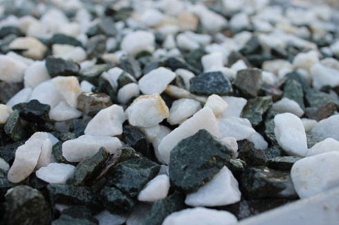 Kamenclub.ru: Мраморная крошка (щебень крошка микс: белый-зеленый) фр. 10-20 мм.  купить в Сургуте мрамор белый, зеленый каменная ландшафтная декоративная крошка щебня 9500 руб/т   фото КАМЕНЬ КЛУБ