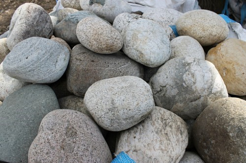 Kamenclub.ru: Речной валун (Ассорти) фр.100-300 мм.  купить в Сургуте галечник серый, темно-серый, светло-серый речная галька крупных размеров 4200 руб/т   фото КАМЕНЬ КЛУБ