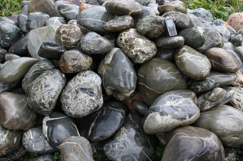 Kamenclub.ru: Валунчик Паутинник фр.100-300 мм  купить в Сургуте крупный природный камень галечник темно-серый с прожилками белый черный речной валунчик 5000 руб/т   фото КАМЕНЬ КЛУБ