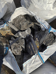 Kamenclub.ru: Черный мрамор скальник фр. 100-500 мм.  купить в Сургуте мрамор черный белый серый крупный колотый валун ландшафтный 8500 руб/т   фото КАМЕНЬ КЛУБ