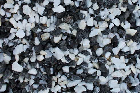 Kamenclub.ru: Мраморная крошка (щебень крошка микс : черный-белый) фр. 10-20 мм.  купить в Сургуте мрамор белый, черный каменная декоративная крошка ландшафтная 12000 руб/т   фото КАМЕНЬ КЛУБ
