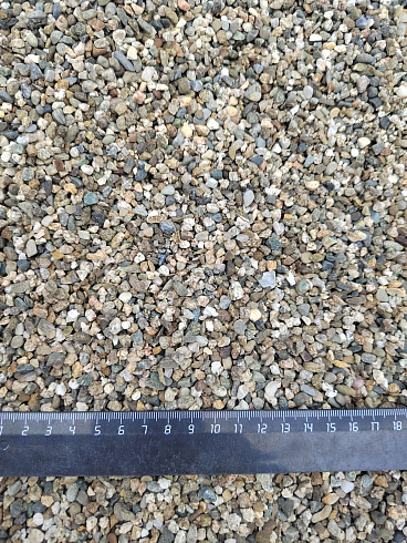 Kamenclub.ru: Галька речная окат (серая) фр.3-5 мм купить  в Сургуте галька речная серая бежевый темно-серый окатанный речной камень округлый 9500 руб/т   фото КАМЕНЬ КЛУБ