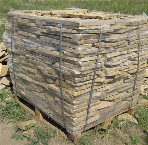 Kamenclub.ru: Песчаник пластушка желтый с рисунком (3 см)  купить в Сургуте песчаник желтый с рисунком, рыжий, желтый песчаник пластушка ландшафтная рваная 8 500 руб/м3   фото КАМЕНЬ КЛУБ