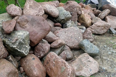 Kamenclub.ru: Конгломераты фр. 300-1000 мм.  купить в Сургуте кварц мрамор диабаз коричневый, серый зеленоватый речной валун крупный 6500 руб/т   фото КАМЕНЬ КЛУБ