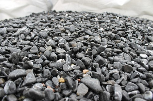 Kamenclub.ru: Щебень галтованный черный (мрамор) фр.10-20 мм.  купить в Сургуте мрамор черный с белыми прожилками, черный, белый окатанный округлый ландшафтный декоративный щебень 15000 руб/т   фото КАМЕНЬ КЛУБ