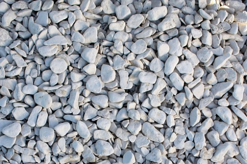 Kamenclub.ru: Щебень галтованный белый (мрамор) фр.5-10 мм.  купить в Сургуте мрамор белый, айвори, молочный каменная мраморная декоративная ландшафтная крошка 17000 руб/т   фото КАМЕНЬ КЛУБ