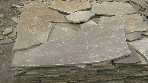 Kamenclub.ru: Песчаник пластушка серо-зеленый (3,0 см)  купить в Сургуте песчаник серо-зеленый, серый, зеленый песчаник пластушка колотый рваный ландшафтный 10200 руб/м3   фото КАМЕНЬ КЛУБ