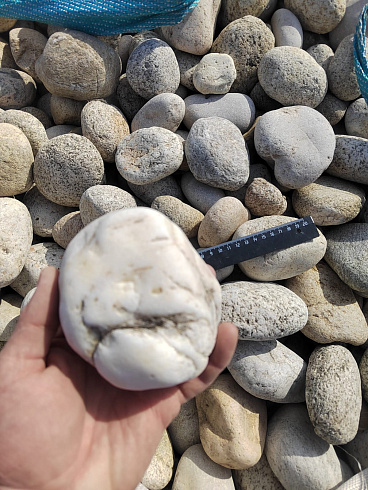 Kamenclub.ru: Галька речная окат (серо-белая) фр. 70-120 мм купить  в Сургуте галька галечник бело-серая, серо-белая, серая, белая речная природная галька  8000 руб/т   фото КАМЕНЬ КЛУБ