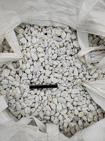 Kamenclub.ru: Мраморная крошка (щебень галтованный белый) фр.40-70 мм.  купить в Сургуте мрамор белый молочный айвори окатанный округлый природный камень 17000 руб/т   фото КАМЕНЬ КЛУБ
