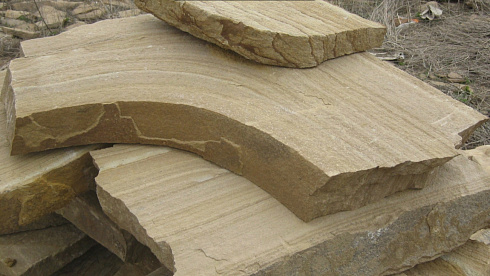 Kamenclub.ru: Форматный камень (плаха) пошаговая дорожка от 70-150 см (4 -12 см)  купить в Сургуте плитняк  форматный плаха желтый песчаник 9 000 руб/т   фото КАМЕНЬ КЛУБ