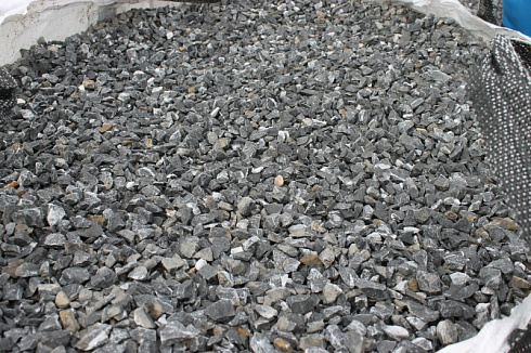 Kamenclub.ru: Щебень крошка черный (мрамор) фр. 20-40 мм.  купить в Сургуте мрамор черный с белыми прожилками мраморная каменная крошка 11000 руб/т   фото КАМЕНЬ КЛУБ