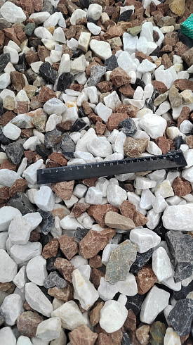 Kamenclub.ru: Мраморная крошка (щебень крошка микс : белый-черный-розовый) фр. 20-40 мм.  купить в Сургуте мрамор белый, черный, розовый декоративная ландшафтная крошка 12000 руб/т   фото КАМЕНЬ КЛУБ