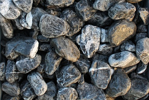 Kamenclub.ru: Щебень галтованный черный (мрамор) фр. 50-100 мм.  купить в Сургуте мрамор черный с белыми прожилками щебень ландшафтный мраморный 15000 руб/т   фото КАМЕНЬ КЛУБ