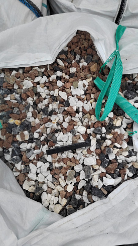 Kamenclub.ru: Мраморная крошка (щебень крошка микс : белый-черный-розовый) фр. 20-40 мм.  купить в Сургуте мрамор белый, черный, розовый декоративная ландшафтная крошка 12000 руб/т   фото КАМЕНЬ КЛУБ