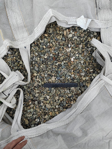 Kamenclub.ru: Галька речная окат (серая) фр.10-20 мм купить  в Сургуте галька речная серая, серый, темно-серый, светло-серый, коричневый ландшафтная декоративная речная окатанная округлая галька 5000 руб/т   фото КАМЕНЬ КЛУБ