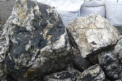Kamenclub.ru: Черный гранит - кварцит фр. 100-500 мм.  купить в Сургуте мрамор гранит черный с белыми прожилками, серый, белый валун скальный колотый 7000 руб/т   фото КАМЕНЬ КЛУБ