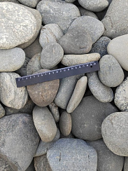 Kamenclub.ru: Галька речная плоская (серо-белая) фр. 70-120 мм. купить в Сургуте галька галечник речной серый, белый окатанная плоская  природная галька 9000 руб/т   фото КАМЕНЬ КЛУБ