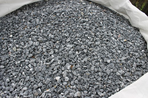 Kamenclub.ru: Щебень галтованный черный (мрамор) фр.10-20 мм.  купить в Сургуте мрамор черный с белыми прожилками, черный, белый окатанный округлый ландшафтный декоративный щебень 15000 руб/т   фото КАМЕНЬ КЛУБ