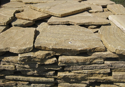 Kamenclub.ru: Песчаник пластушка желтый с рисунком (3 см)  купить в Сургуте песчаник желтый с рисунком, рыжий, желтый песчаник пластушка ландшафтная рваная 8 500 руб/м3   фото КАМЕНЬ КЛУБ