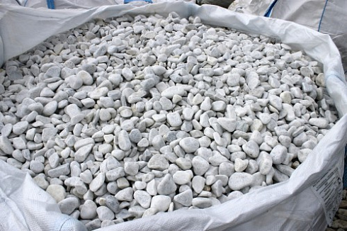 Kamenclub.ru: Мраморная крошка (щебень галтованный белый), фр.20-40 мм.  купить в Сургуте мрамор белый бежевый молочный мраморный щебень декоративный 17000 руб/т   фото КАМЕНЬ КЛУБ