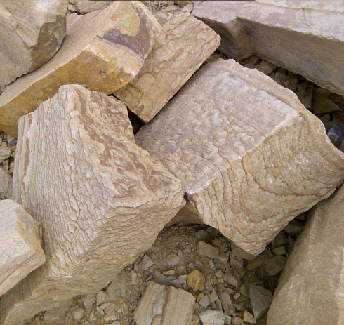 Kamenclub.ru: Песчаник пластушка желтый с рисунком (7-15 см)  купить в Сургуте плитняк - пластушка - бут желтый песчаник 10200 руб/м3   фото КАМЕНЬ КЛУБ