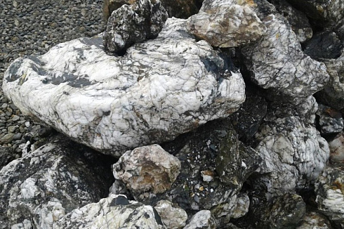 Kamenclub.ru: Черный гранит - кварцит фр. 100-500 мм.  купить в Сургуте мрамор гранит черный с белыми прожилками, серый, белый валун скальный колотый 7000 руб/т   фото КАМЕНЬ КЛУБ