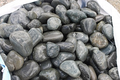 Kamenclub.ru: Темно-серый валунчик фр.100-300 мм.  купить в Сургуте крупный природный камень серый, темно-серый, светло-серый речная галька большого размера окатанная 4500 руб/т   фото КАМЕНЬ КЛУБ