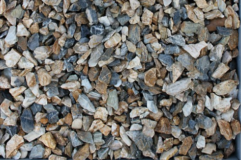 Kamenclub.ru: Мраморная крошка (щебень крошка медовый), фр. 10-20 мм.  купить в Сургуте песчаник бежевый, серый каменная ландшафтная крошка  12000 руб/т   фото КАМЕНЬ КЛУБ