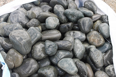 Kamenclub.ru: Темно-серый валунчик фр.100-300 мм.  купить в Сургуте крупный природный камень серый, темно-серый, светло-серый речная галька большого размера окатанная 4500 руб/т   фото КАМЕНЬ КЛУБ
