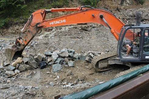 Kamenclub.ru: Гранит скальник (серо-зеленый) фр. 100-500 мм.  купить в Сургуте гранит зеленый, серый, салатовый крупный ландшафтный валун 6 000 руб/т   фото КАМЕНЬ КЛУБ