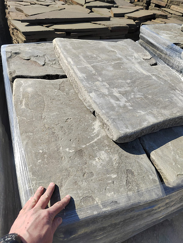 Kamenclub.ru: Песчаник пластушка галтованная светло-серая (3,0 см)  купить в Сургуте песчаник светло-серый, серый ландшафтный камень рваный колотый 21000 руб/м3   фото КАМЕНЬ КЛУБ