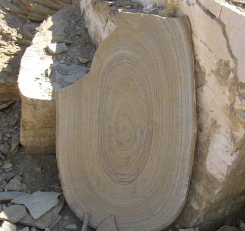 Kamenclub.ru: Форматный камень (плаха) пошаговая дорожка от 70-150 см (4 -12 см)  купить в Сургуте плитняк  форматный плаха желтый песчаник 9 000 руб/т   фото КАМЕНЬ КЛУБ