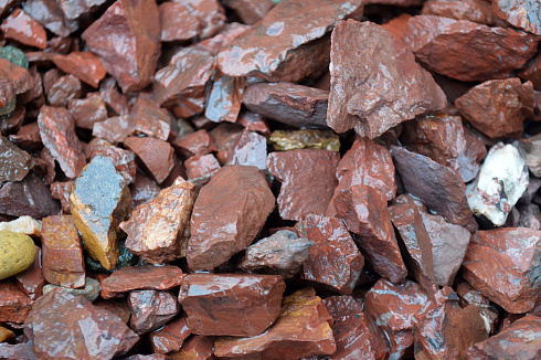 Kamenclub.ru: Щебень крошка красный (ЯШМА) фр. 20-40 мм.  купить в Сургуте яшма красный, бордовый декоративный ландшафтный щебень 9000 руб/т   фото КАМЕНЬ КЛУБ