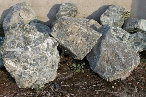 Kamenclub.ru: Змеевик скальник фр. 500-1500 мм.  купить в Сургуте змеевик зеленый серый черный глыба скальная колотая 7500 руб/т   фото КАМЕНЬ КЛУБ