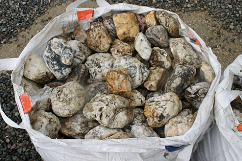 Kamenclub.ru: Кварцевый валунчик фр.100-300 мм.  купить в Сургуте кварц белый, бежевый молочный рыжий крупный природный камень галечник 7850 руб/т   фото КАМЕНЬ КЛУБ