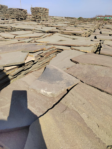 Kamenclub.ru: Песчаник пластушка серо-зеленый (4,0 см- 5,0 см)  купить в Сургуте песчаник серо-зеленый, серый, зеленый песчаник рваный ландшафтный колотый 9000 руб/м3   фото КАМЕНЬ КЛУБ