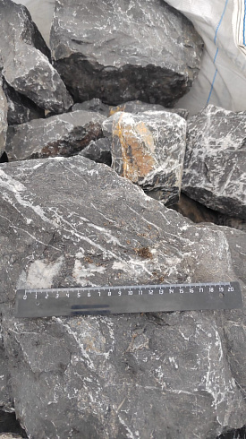 Kamenclub.ru: Черный мрамор скальник фр. 100-500 мм.  купить в Сургуте мрамор черный белый серый крупный колотый валун ландшафтный 8500 руб/т   фото КАМЕНЬ КЛУБ