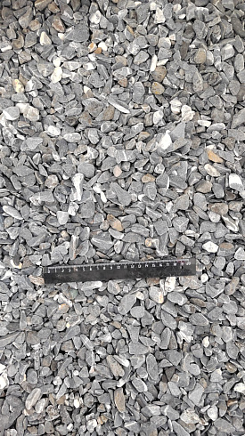 Kamenclub.ru: Щебень галтованный черный (мрамор) фр.10-20 мм.  купить в Сургуте мрамор черный с белыми прожилками, черный, белый окатанный округлый ландшафтный декоративный щебень 15000 руб/т   фото КАМЕНЬ КЛУБ