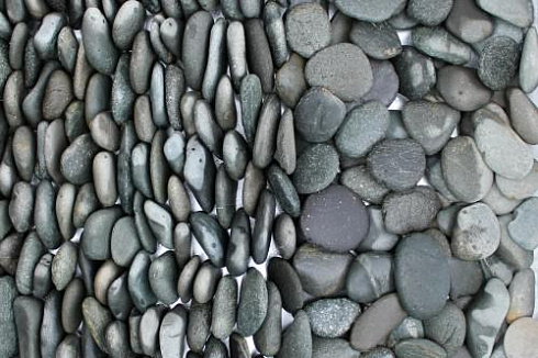 Kamenclub.ru: Галька речная плоская (темно-серая) фр. 70-150 мм. купить  в Сургуте галечник природный темно-серый серый синий речная плоская природная окатанная  9000 руб/т   фото КАМЕНЬ КЛУБ