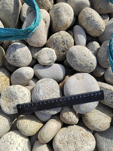 Kamenclub.ru: Галька речная окат (серо-белая) фр. 70-120 мм купить  в Сургуте галька галечник бело-серая, серо-белая, серая, белая речная природная галька  8000 руб/т   фото КАМЕНЬ КЛУБ