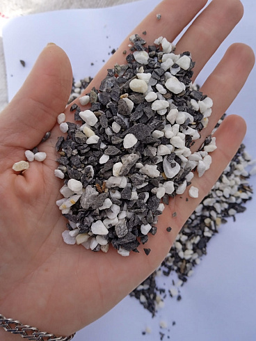 Kamenclub.ru: Мраморная крошка (щебень крошка микс : белый-черный-розовый) фр. 5-10 мм.  купить в Сургуте мрамор белый, черный, розовый, разноцветный микс декоративная мраморная каменная крошка 12000 руб/т   фото КАМЕНЬ КЛУБ