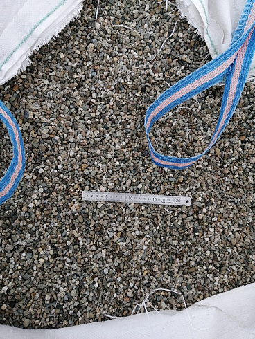 Kamenclub.ru: Галька речная окат (серая) фр.5-10 мм купить  в Сургуте галька речная серая, серый, темно-серый, светло-серый, коричневый речная окатанная галька декоративная ландшатфная 5000 руб/т   фото КАМЕНЬ КЛУБ