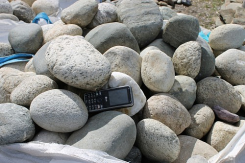 Kamenclub.ru: Речной валун (Ассорти) фр.100-300 мм.  купить в Сургуте галечник серый, темно-серый, светло-серый речная галька крупных размеров 4200 руб/т   фото КАМЕНЬ КЛУБ